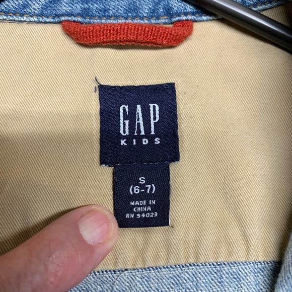 Gap Jean Jacket size: small 6-7 child. - Picture 2 of 4